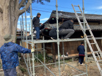 屋根瓦作業